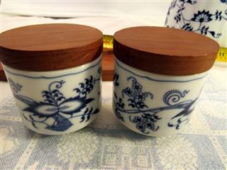 VINTAGE BLUE DANUBE BLUE ONION JAPAN BISCUIT JAR & JAMJARS W/WOOD LID & TRAY